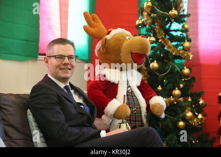 Il segretario delle finanze Derek Mackay durante una visita a Manchester vivaio in Manchester, East Dunbartonshire. Foto Stock