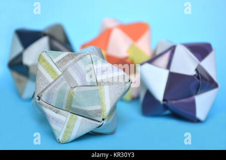 Modular origami, sonobe sfera, su sfondo blu Foto Stock