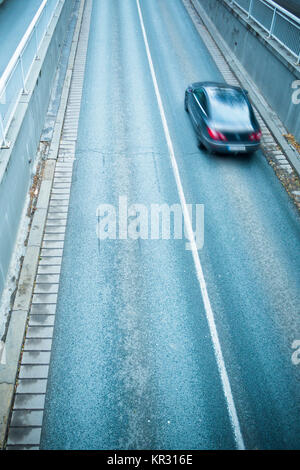 Auto in esecuzione veloce su strada, motion e concetto di velocità Foto Stock