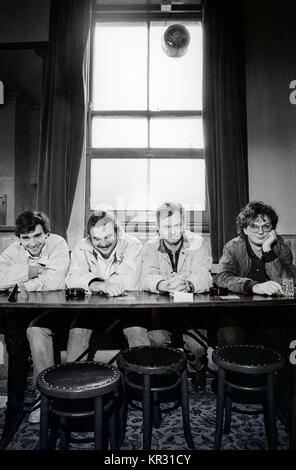 Viz comic creatori Chris Donald, Graham Dury, Simon Thorp e Simon Donald, fotografata nel dicembre 1989 Foto Stock