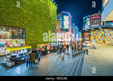 SEOUL, Corea del Sud - 26 novembre 2017 :Myeong-dong mercato.la gente camminare lungo una strada commerciale di notte, Seoul, Corea del Sud Foto Stock