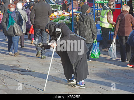 Londra, Lewisham A disabilitato Orientale donna elemosinare a Lewisham street market Foto Stock