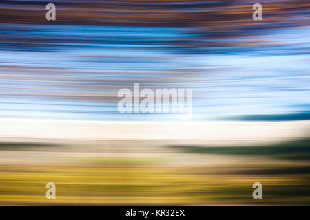 Abstract sfocata morbida e liscia di colore blu e giallo linee in movimento veloce, natura da una vettura mooving Foto Stock