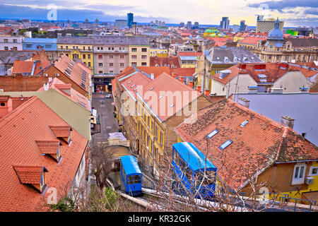 Zagabria annuncio funicolare tetti del centro storico, capitale della Croazia Foto Stock