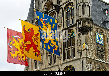 Le bandiere con le bandiere della Repubblica olandese, la contea di Olanda e il Regno dei Paesi Bassi presso la città gotica hall, Gouda, Paesi Bassi Foto Stock