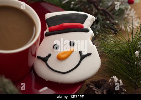 Pupazzo di neve cookie e la tazza di caffè Foto Stock