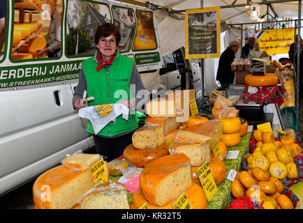 Pressione di stallo di formaggio al mercato del formaggio, Gouda, Paesi Bassi Foto Stock