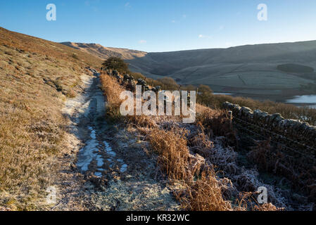 Sentiero congelato sopra Kinder serbatoio nel Peak District, Hayfield, Derbyshire, in Inghilterra. Foto Stock