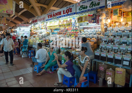 Il mercato Ben Thanh in Ho Chi Minh city. Questa vivace mercato è uno dei più famosi in ex Saigon. Foto Stock