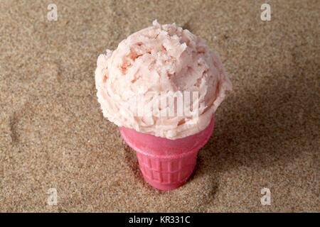 Gelato alla fragola in cono Foto Stock