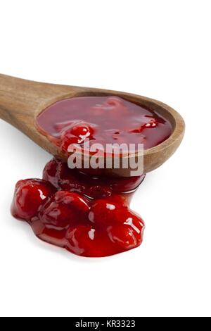 Confettura di fragole colato da un cucchiaio di legno Foto Stock