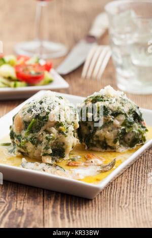 Due italiani strangolapreti spinatknÃ¶del Foto Stock