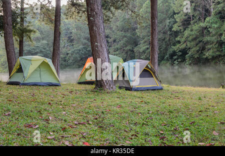 Tende da campeggio vicino al lago a Pang Oung a Mae Hong Son, Thailandia Foto Stock