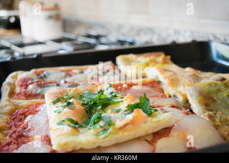 Pizza con mozzarella rucola e salmone Foto Stock