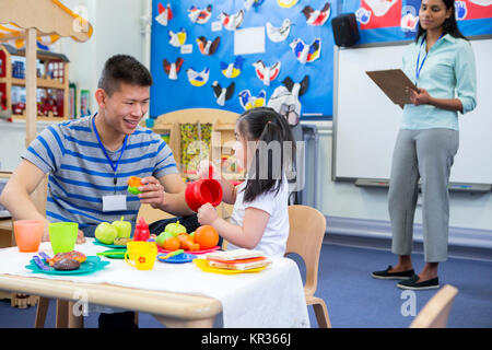 Gioco di ruolo cucina al vivaio Foto Stock