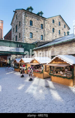 Temporanea di piccole bancarelle con rivenditori di beni di Natale nel rivitalizzato e storico quartiere di distilleria in Toronto Ontario Canada Foto Stock