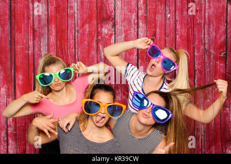 Ragazza gruppo di occhiali sciocco di fronte una casella foto Foto Stock