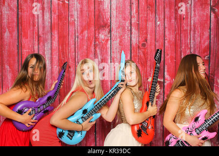 Partito con fotobox - ragazza in posa con la chitarra di fronte Photo Booth Foto Stock
