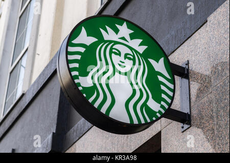 Il logo di Starbucks segno su un edificio a Cork in Irlanda. Foto Stock