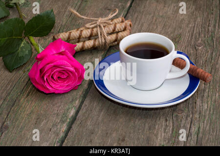 Red Rose, una tazza di caffè e collegamento dei cookie Foto Stock