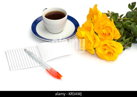 Tazza di caffè, notebook con la maniglia e un bouquet di rose di colore giallo, la vista frontale Foto Stock