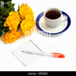 Vita tranquilla tazza di caffè nero, notebook e bouquet di rose di colore giallo Foto Stock
