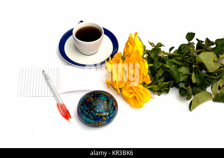 Caffè ancora la vita, bouquet di rose giallo, notebook e il mondo, l'immagine isolata Foto Stock
