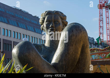 Il fiume scultura di Dhruva Mistry (1994), Victoria Square, Birmingham, Inghilterra, Regno Unito. Localmente soprannominato il Floozie nella Jacuzzi. Foto Stock