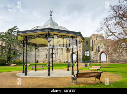 Il bandstand Newark Castle. Il castello è programmata un antico monumento, grado che ho elencato. Newark on Trent, Nottinghamshire, Regno Unito Foto Stock
