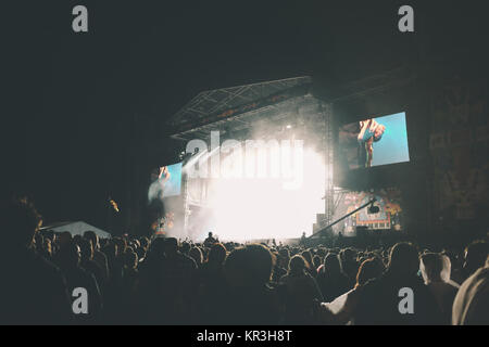 Kaiser Chiefs esibirsi sul palco a V Festival Agosto 2016, Chelmsford, Hylands Park, Essex, Inghilterra Foto Stock