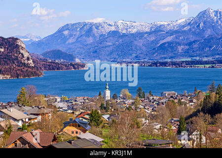 Paesaggio di Sankt Gilgen con il Wolfgangsee e alpi incappucciate di neve Foto Stock