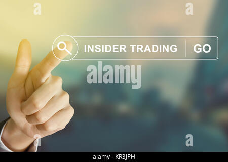 Mano di business facendo clic su insider trading pulsante sulla barra degli strumenti di ricerca Foto Stock