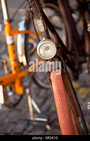 Vecchia bicicletta su un parcheggio Foto Stock