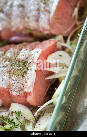 Arrosto di maiale e cipolle Foto Stock