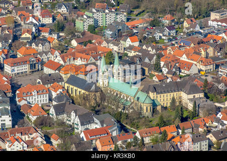 Pellegrinaggio Basilica della Visitazione della Vergine Maria, Werl, centro città medievale, tetto verde rame, Werl, Soester Börde, la zona della Ruhr, Nord Rh Foto Stock