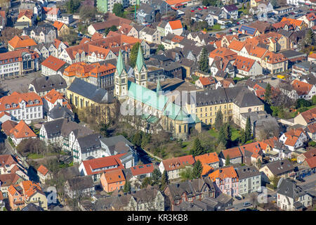 Pellegrinaggio Basilica della Visitazione della Vergine Maria, Werl, centro città medievale, tetto verde rame, Werl, Soester Börde, la zona della Ruhr, Nord Rh Foto Stock