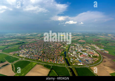 Olfen, città nel verde, cielo nuvoloso su Olfen, Münsterland, Olfen, Renania settentrionale-Vestfalia, Germania, Europa, vista aerea, uccelli-occhi vista, vie aeree Foto Stock