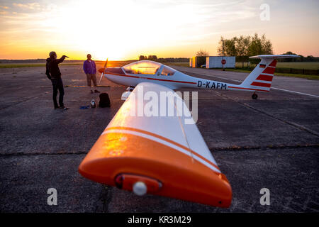 Avviare i preparativi sul Müritz AirPark a Rechlin, TMG Hoffmann Dimona H36 D-KAFM, ex aeroporto militare Rechlin-Larz, Rechlin, Meclemburgo Lake Foto Stock