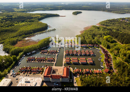 Marina holiday home Hafendorf Rheinsberg, faro nel porto, porto case, case con il molo al grande Rheinsberger vedere, Rheinsberg, Meckle Foto Stock