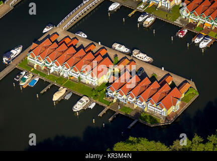 Marina holiday home Hafendorf Rheinsberg, faro nel porto, porto case, case con il molo al grande Rheinsberger vedere, Rheinsberg, Meckle Foto Stock