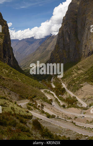 Strada a serpentina per attraversamento di montagne delle Ande tra Perù e Bolivia Foto Stock