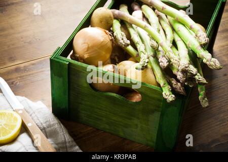 Asparagi freschi nella casella di vegetali Foto Stock