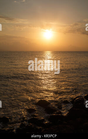 Il sorgere del sole sul mare Foto Stock