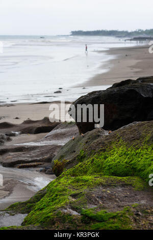 Spiaggia tropicale. Il viaggio esotico paesaggio di destinazione. Bali, Indonesia. Sabbia nera vulcanica beach. Foto Stock