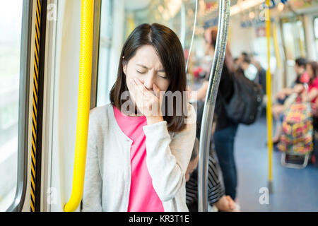 La donna ad ammalarsi nel vano del treno Foto Stock