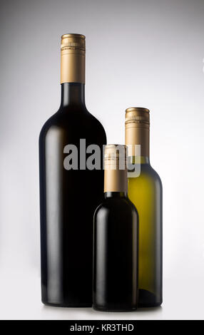 Diverse le bottiglie di vino con pilfers Foto Stock