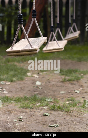 Svuotare altalene per bambini nel parco Foto Stock