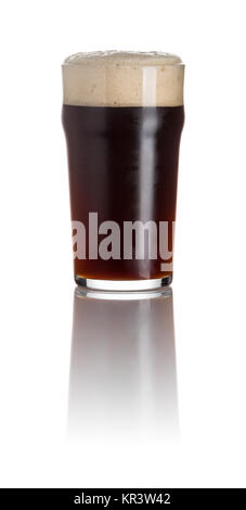 Birra nera in una pinta di vetro contro uno sfondo bianco Foto Stock