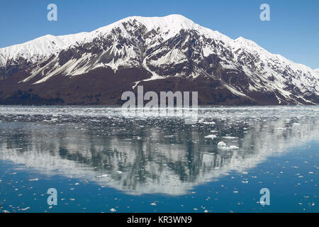 La riflessione di montagna vicino al ghiacciaio Hubbard in Alaska Foto Stock