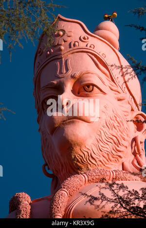 Vista ingrandita delle più alte del mondo Hanuman (dio scimmia) statua a Jakhoo tempio di Shimla, India Foto Stock